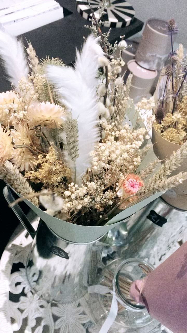 •DRIED LOVLIES•
#driedflowers #driedflowerbouquet #driedbouquet #driedblooms #driedflower #driedflowerarrangement #pampasgrass