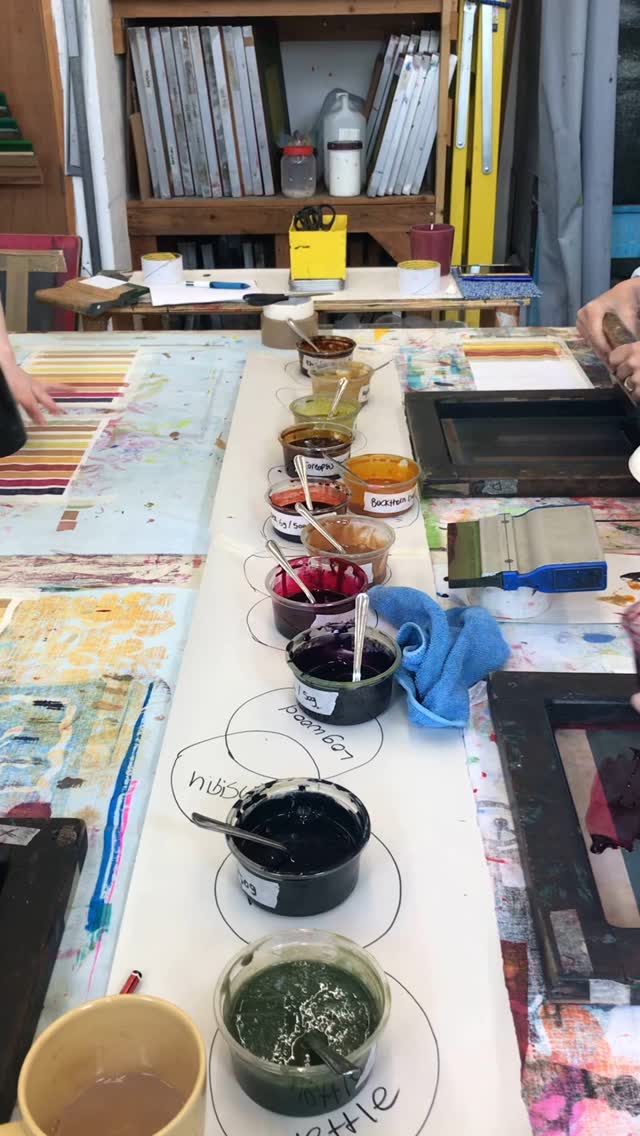 Busy morning on the Printing with Natural dyes workshop 😀#naturaldyes #colourfromplants #sustainablescreenprinting #slowpractice
