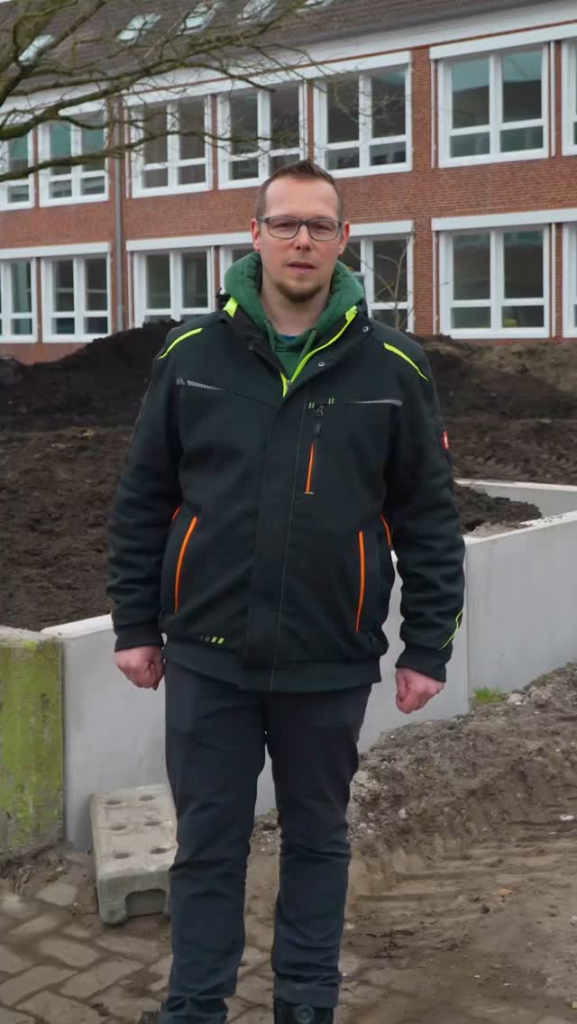 Vielseitiges Team. Starke Projekte.
Unser Team? Echte Allrounder! Vom Baggerfahren bis zum Steinelegen – wir erledigen alles mit Leidenschaft und Know-how.
Du kommst frisch aus der Ausbildung oder willst beruflich durchstarten?
Bei uns bekommst du Unterstützung & Fördermöglichkeiten für deinen Aufstieg.
➡️ Jetzt Teil unseres Teams werden – einfach anschreiben!
#SaathoffGaLaBau #Westerstede #KarriereImHandwerk #Teamwork