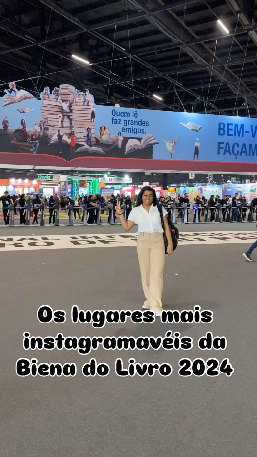 A Bienal do Livro acabou, mas os conteúdos não! Ainda tem muito o que falar e já deixar um gostinho do que podemos esperar da Bienal de 2025 que acontecerá no Rio de Janeiro.
Esse ano as editoras não economizaram nos estandes e deixaram bem claro que estão dispostos de chamar a atenção com lugares instagramáveis. Nada revolucionário, mais que deixaram a autenticidade de cada editora evidente e ainda mais destacando os livros que representam.
Alguém já está ansioso para a Bienal do Rio de Janeiro?
#bienaldolivro #bienal2024sp #bienalrio #livros #books #bookstagram #editorarocco #reditoraredord #editoraalt #editoraintrínseca