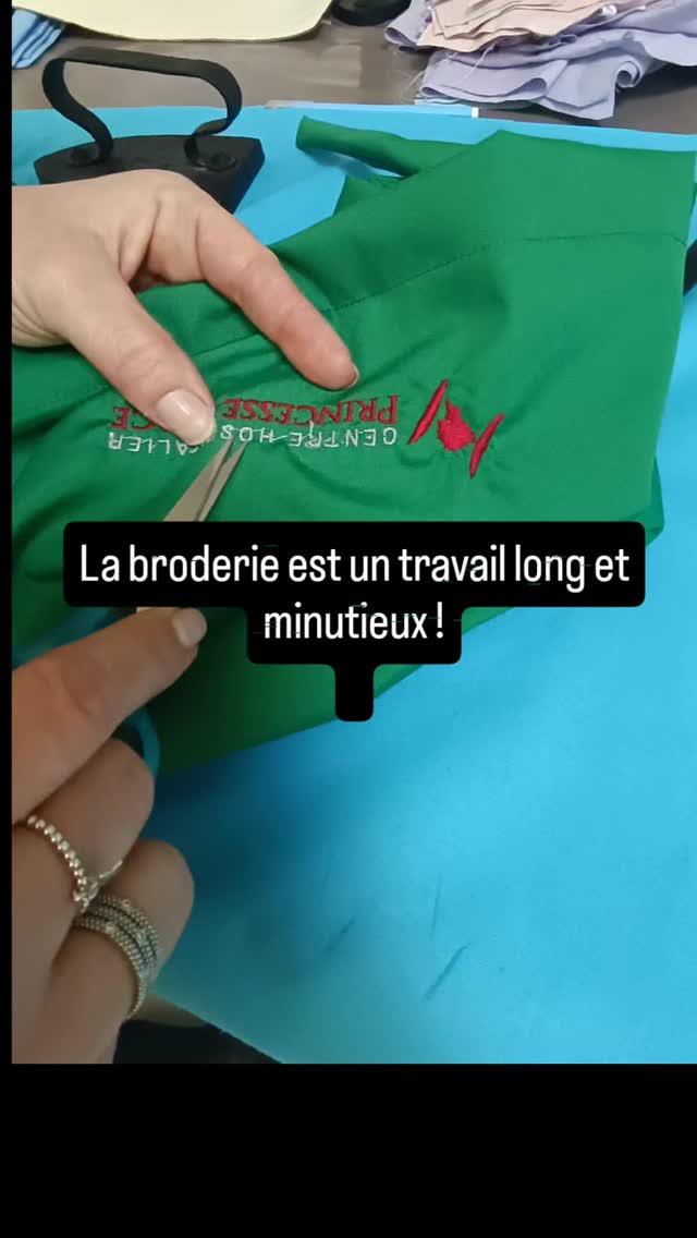 La méthode de personnalisation en BRODERIE est un travail long, précis et minutieux où il y a plusieurs étapes. La vidéo est accélérée (×2.5).
✂️Ici nous mettons au propre la broderie en coupant les petits fils qui sont entre les lettres ✂️
Site officiel :
www.lecalotfrancais.com
#medecin #chirurgien #dentaire #veterinaire #ide #ibode #nurse #iade#madeinfrance🇨🇵 #medecine #sagefemme#kine#pedicure#professionneldesanté #calot#tenuemedicale