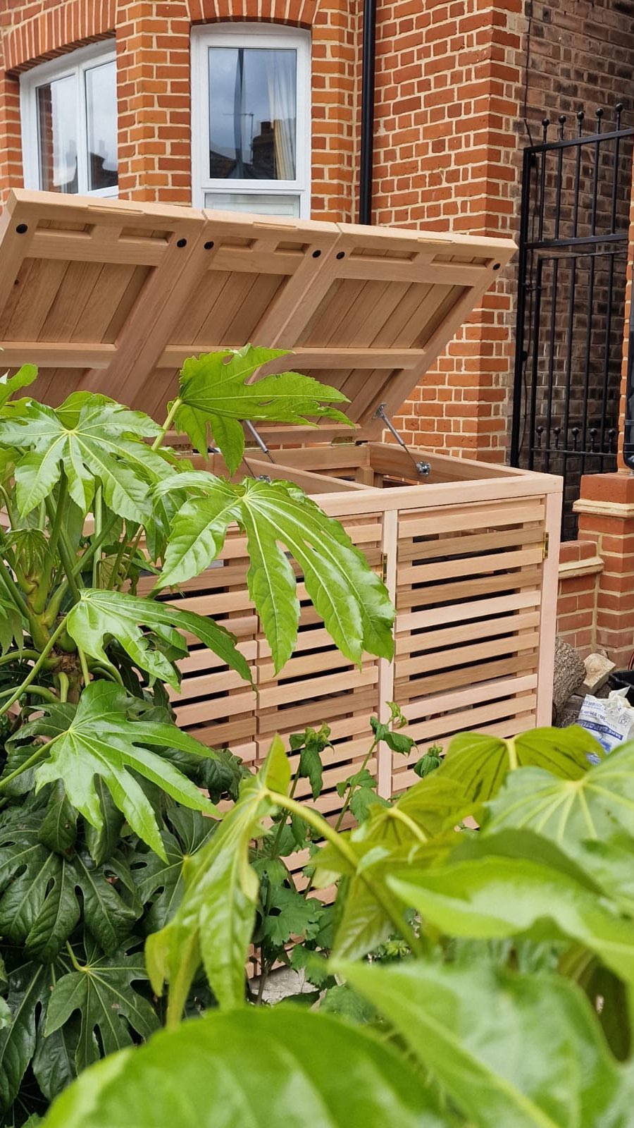 Here is one of our Bespoke Cedar Slatted Bin Stores 😍
#binstore
#binshed
#bincupboard
#binstorage
#bespoke
#garden
#gardenideas
#london
#londonlife
#handmade