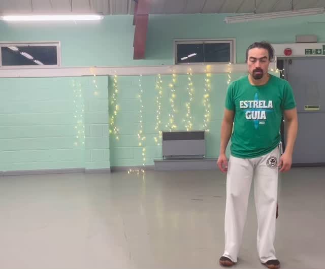 One of the most famous capoeira Moves, “meia Lua de compasso” try it at home and shape it in Class!
Capoeira classes in London with Contramestre @japaonativo
Beginners book at 👉🏽www.capoeiranativos.uk
Axé #capoeira
#capoeiralife
#capoeiralondon
#woodgreen
#tottenham
#muswellhill
#bounsgreen