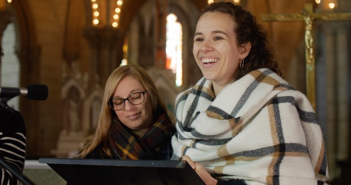 L’Ensemble Sottovoce est fier de vous annoncer la sortie prochaine de son disque, « Le Temps d’une chanson », le mercredi 15 mars prochain.
Inspiré d’airs traditionnels, le Temps d’une chanson s’enrichit d’œuvres sacrées pluriséculaires et de pièces contemporaines de France et du monde. Pensé à l’heure du confinement, ce programme met en lumière quelques pièces écrites à l’épreuve de la crise sanitaire, à l’heure où le contexte nous imposait de nous taire.
Aussi, et pour fêter ce dixième anniversaire par une création, l’Ensemble Sottovoce a pu compter sur une collaboration inédite avec le compositeur gallois Robat Arwyn, qui nous dédie dans ce programme un somptueux Ave Maria.
Des ténèbres aux lueurs, l’écriture frêle des écrivains disparus se mêle aux lignes mélodiques des compositeurs des temps présents. Surprenant miroir qui unit le monde et dévoile les ombres.
Rendez-vous le Mercredi 15 mars pour découvrir notre tout dernier disque.
Disponible sur toutes les principales plateformes de streaming (Spotify, Apple Music, Deezer, ...)
Et en prévente physique sur notre site Internet, au prix de 20 € (hors frais de livraison) : https://www.ensemble-sottovoce.com/boutique
🎥 : Raphaël Reales
🎙️ : Nicolas Haezebaert
© Ensemble Sottovoce, février 2023.