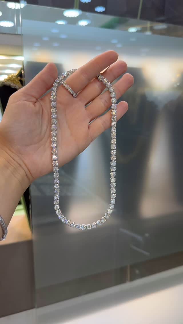 37.8ct of Goodness 🍭 dm for info
#tennisketting #diamantketting #tennischain #diamantantwerpen