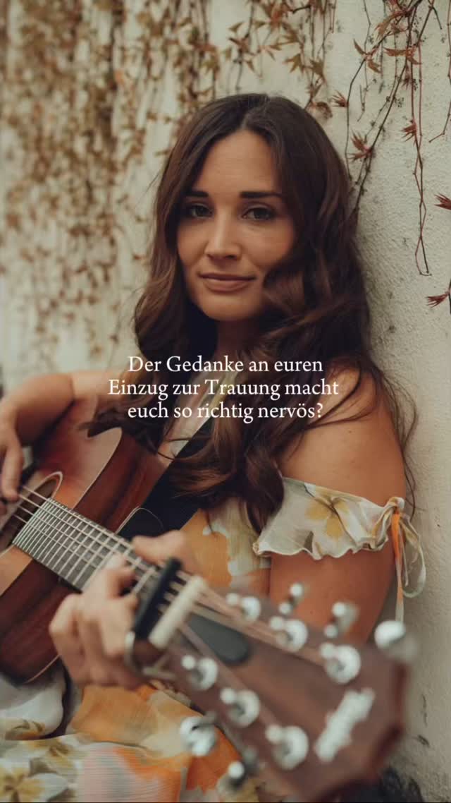 Ich möchte euch heute meine ganz persönlichen Tipps für einen authentischen, entspannten Trauungseinzug mitgeben, die ich in 10 Jahren gesammelt habe ❤️
Viel mehr Details UND sogar eine Liste mit Songtipps für den Einzug findet ihr im Link in meiner Bio! 🙌
🌟 Es darf auch unkonventionell sein, wenn es sich richtig anfühlt: Holt euch die Person an eure Seite, die ein sicherer Hafen für euch ist! Das muss nicht die klassische Braut + Brautvater-Konstellation sein. Auch ein gemeinsamer Einzug der Brautleute kann wunderschön sein!
🌟 Der perfekte Song: Es gibt einen Grund, warum einige Klassiker sich so großer Beliebtheit erfreuen und dieser liegt vor allem im Tempo und in der Taktart. Genaueres dazu sowie eine Liste mit ein paar Favorites könnt ihr im Link in meiner Bio finden - schaut dort vorbei, wenn ihr gerade auf der Suche seid!
🌟 Keine Angst vor zu viel Emotionen! Genau das ist es, was eine Hochzeit einzigartig macht, daher gibt es keinen Grund, eure Freudentränen zu unterdrücken. Lacht, tanzt, weint und lasst eure Herzen so sein wie sie sind, denn genau diese Emotionen gehen mitten ins Herz - auch bei mir als Sängerin :) Auch hier findet ihr einen sehr persönlichen Tipp noch im verlinkten Blogbeitrag!
🌟 Verzichtet auf das „perfekte Timing“! Ein Einzug wie eine Choreographie, wo alle Personen genau zur richtigen Songzeile einziehen, so dass am Ende ein perfektes Gesamtbild entsteht? Vielleicht in Instagram-Reels hübsch anzusehen, aber in der Realität erzeugt es vor allem eines: Stress! Lasst den Einzug einfach geschehen und vertraut euren Musiker:innen, dass sie diesen genau passend untermalen und auf Situationen reagieren, selbst wenn der Einzug länger dauert, wird der Song so lange gespielt, bis alle eingezogen sind. Vor allem gilt: Nicht hudeln! Lasst euch Zeit, bleibt an manchen Stellen vielleicht stehen um den Moment kurz auf euch wirken zu lassen!
🌟 Der Einzug ist nur EIN Moment von ganzganz vielen an diesem Hochzeitstag. Selbst wenn ihr euch nicht so fallen lassen konntet, wir ihr dachtet, ist der Tag noch lange. Nehmt euch also vor allem den Druck, dass alles perfekt sein muss!
#hochzeitsinspiration #weddinginspo