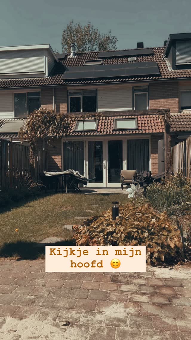 Gisteren heb ik het AdemNoodpakket écht de wereld in geslingerd. Vanaf nu kun jij op ieder moment uit meer dan 15 ademoefeningen kiezen. Kort, krachtig, onderbouwd en altijd beschikbaar. Want je adem is er altijd 🧡
En weet je wat ik me later op de dag realiseerde? *I f***ing did it!*
Door een ‘bold move’ die ik maakte, een dag voordat ik aan het programma Rise Up van @marlouaarding begon. Door daar te komen en te zeggen ‘ik wil een online aanbod maken dat speciaal is voor mensen die stress ervaren; met korte praktische oefeningen’. En nu staat er 2,5 maand later gewoon een heel pakket klaar! En dat terwijl ik maar een dag in de week kan besteden aan mijn bedrijf.
Ik zeg dit niet vaak of makkelijk - maar ik ben best wel trots op mezelf ♥️
Wil jij vandaag ook een move maken die bijdraagt aan jouw zelfvertrouwen? Reageer hieronder met ‘move!’ Dan krijg je van mij de link naar het AdemNoodpakket én een fijne kortingscode! (geldig tot 5 mei)
#ademwerkdriebergen #ademwerkzeist #ademwerkdoorn #ademwerkutrecht #ademnoodpakket #persoonlijkepost