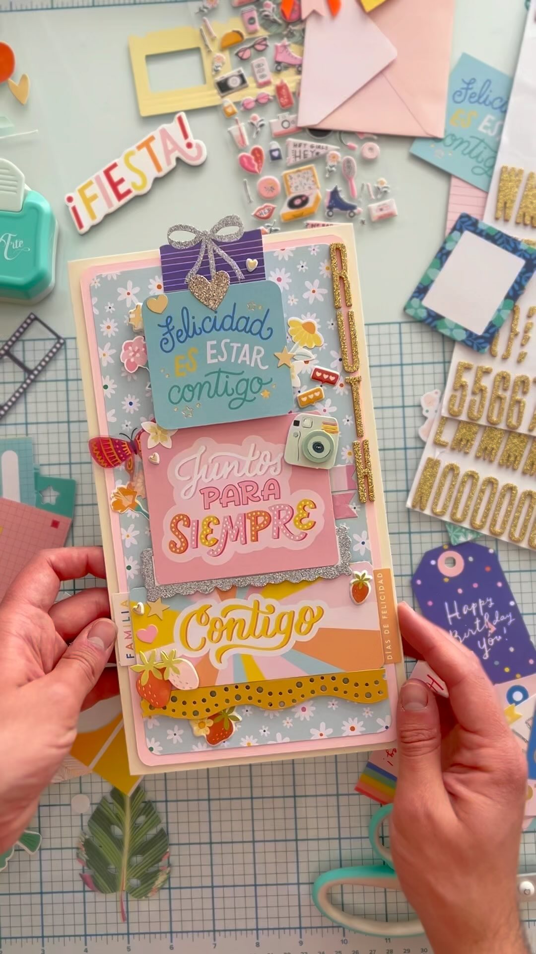 Crafter, esta es tu señal para hacer una tarjeta o regalo hecho a mano ✂️🎉🤩🥳 ¿Qué te parece este tarjetón? A la cumpleañera le encantó!
#handmade #crafts #cards #handmadecards #scrapbooking