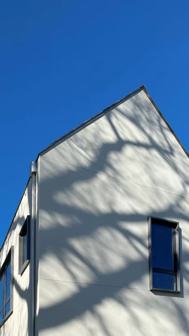 Momentary art across a facade
.
.
#finehomebuilding #luxurylifestyle #archdaily #archilovers #customhomes #coastalliving #familyhome #stuccohome #shadow
.
.
@andrewbartolotta_aia