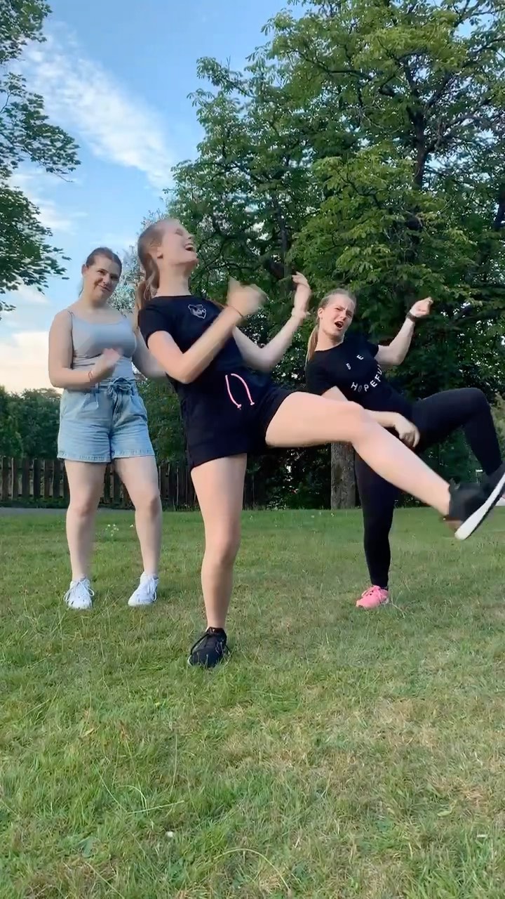 Für die Rockstars geht es heute zur Zertifikatsverleihung der Sommerakademie Braunschweig 🤘🏽❤️
Old Town Road Dance Challenge @ Sommercamp 🔥
Bewegung und Auftreten mal anders: Tanzen im Sommercamp Braunschweig!
#dancer #power #sommerakademie #takebackto #zertifikatsverleihung #berufsorientierung #PhaseBE #SommerakademieBraunschweig