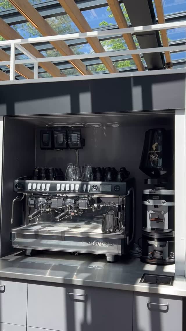 Unsere neue Kaffeemaschine sieht nicht nur super aus, der Kaffee schmeckt auch hervorragend! ☕️