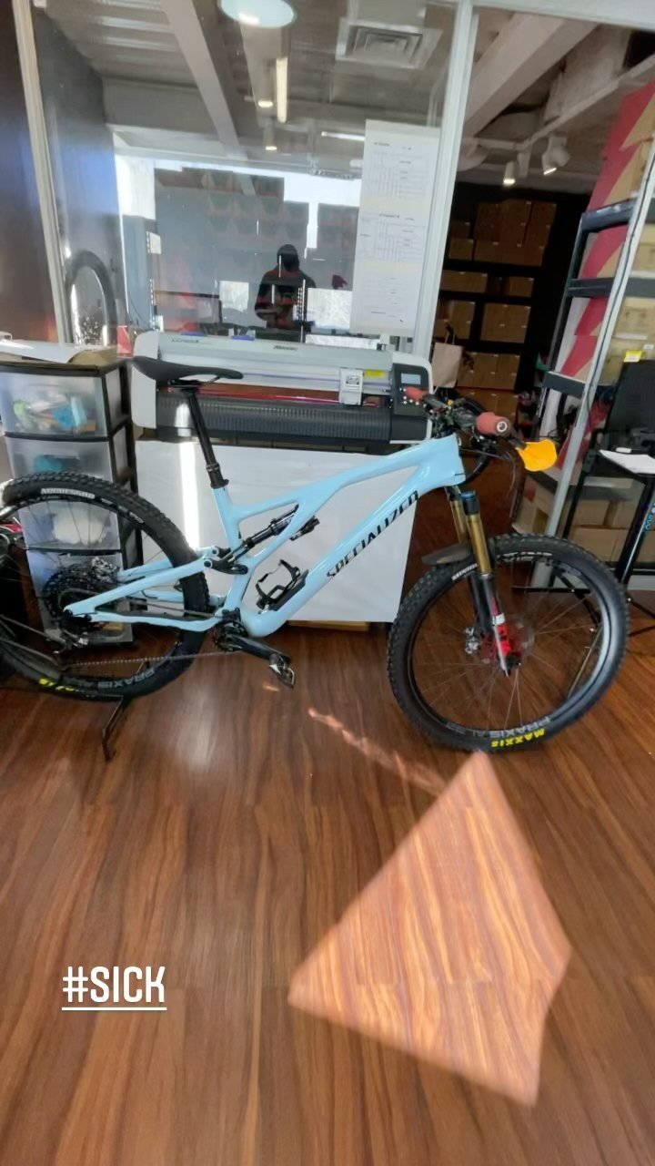 #sick nada mas que decir con esta Stumpy evo 2022.
Protección custom + cambio de graficas en bici y horquilla