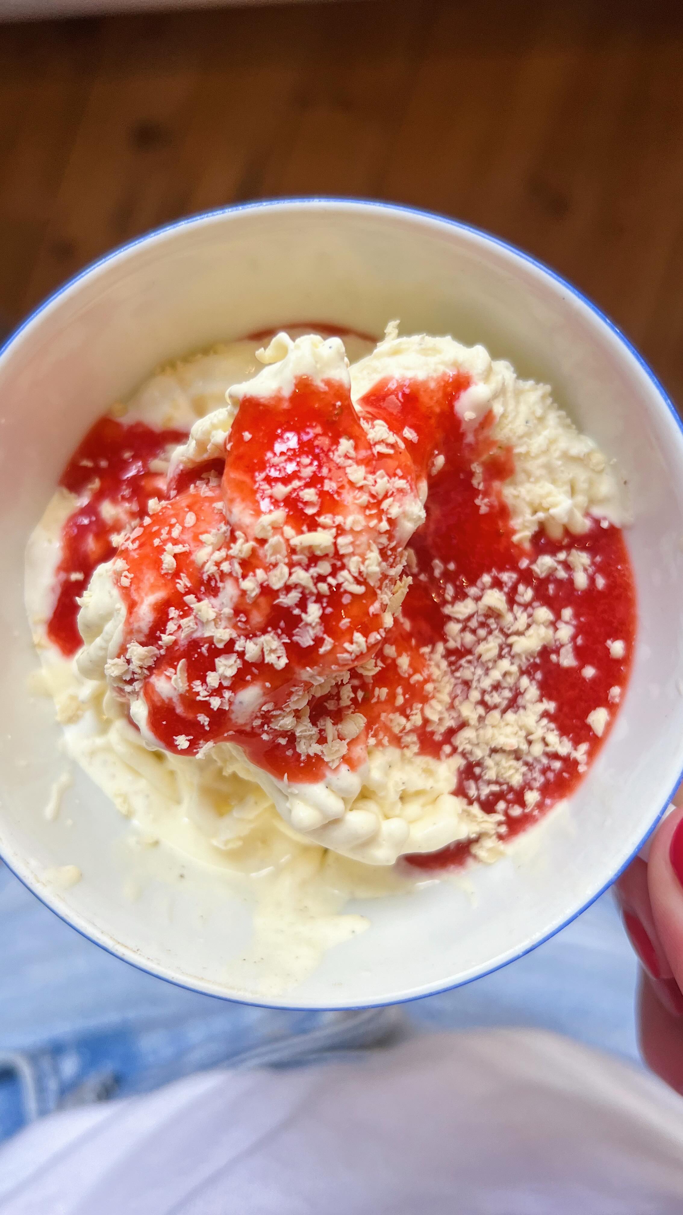 SPAGHETTI EIS. 🍧😍❤️ Wer liebt es auch so sehr? In den hippen Berliner Eisdielen wurde das gute alte Spaghettieis fast überall vergessen. Was sagt man dazu?! Selbermachen, würde ich sagen :-). Es ist eigentlich genauso easy wie lecker. Im Wesentlichen benötigt man eine Spätzle Presse für die Spaghetti Optik.
Ansonsten nur folgende Zutaten:
Erdbeeren,
Puderzucker &
Zitronensaft für die Sauce.
Sprühsahne
Vanilleeis
Weiße Schokolade, fein gerieben.
🍧😍❤️🍧😍❤️🍧😍❤️🍧😍❤️🥳
#rezepte #eis #selbstgemacht #eiscreme #icecream #rezept #einfacherezepte #einfachundlecker