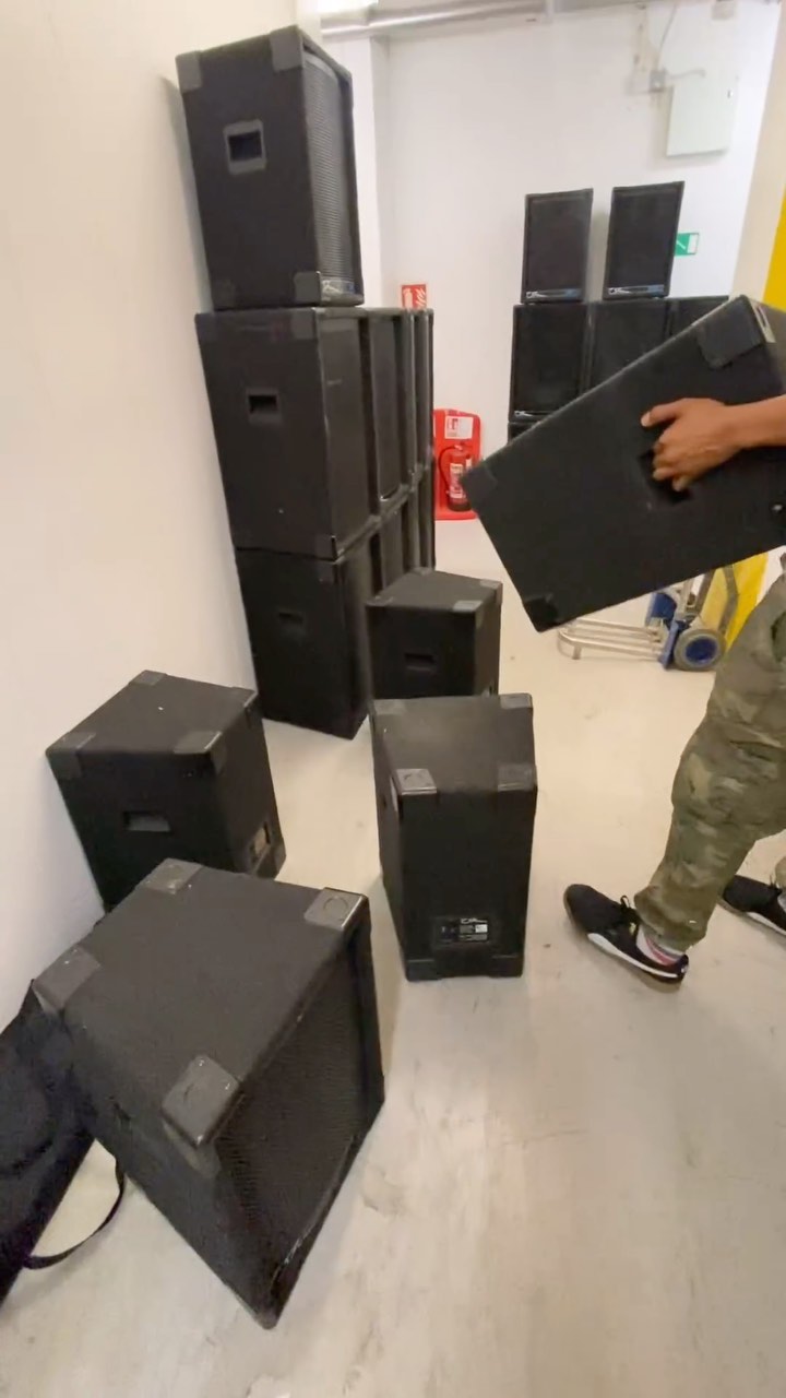 SPEAKER HIRE 🔊🔌 MCR📍 & LDN 📍 ”Unlock the power of premium sound with Sound Plug 🎶 From crisp vocals to booming bass, our cutting-edge equipment is guaranteed to wow your audience. Book Now and experience the difference! #speakerhire #soundplug #eventprofs #audioequipment #eventplanning"