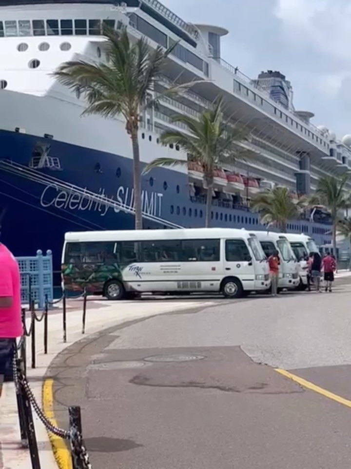 Spending Time in Bermuda this summer?
We have all your transportation needs covered!
Contact Us for tours and private hire.
See you soon and have a bermudaful day 🌟