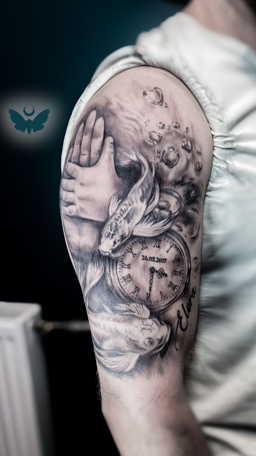 Haut de manchette en partie cicatrisé. Merci pour ce projet riche en symbolique, le lettrage et la date ont été réalisés par PsykMontana.
N’hésitez pas à prendre contact avec moi pour vos projets ✨
.
Je réponds à vos questions et vos demandes de RDV en MP par mail ➡️ topazie.tattoo@gmail.com ou en ligne ➡️ topazie.setmore.com/beta
.
.
#swisstattooartist #swisstattooers #swiss #fathertattoo #tattoopèrefille #lausannetattoo #topazie