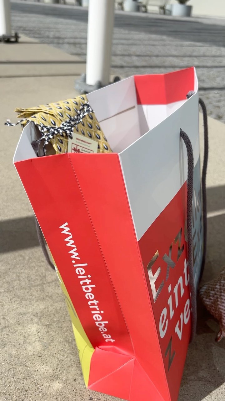 Heute bin ich in einem Goodiebag 🎁 - aber wo? Das ist die Frage und wenn du die Antwort hast kannst du mich heute gewinnen😀. Schreibe mir doch deinen Tipp 👍 #gewinnspiel
#geschenkstoff #mitstoffeinpacken #nachhaltig #wiederverwenden #ooftd #vienna