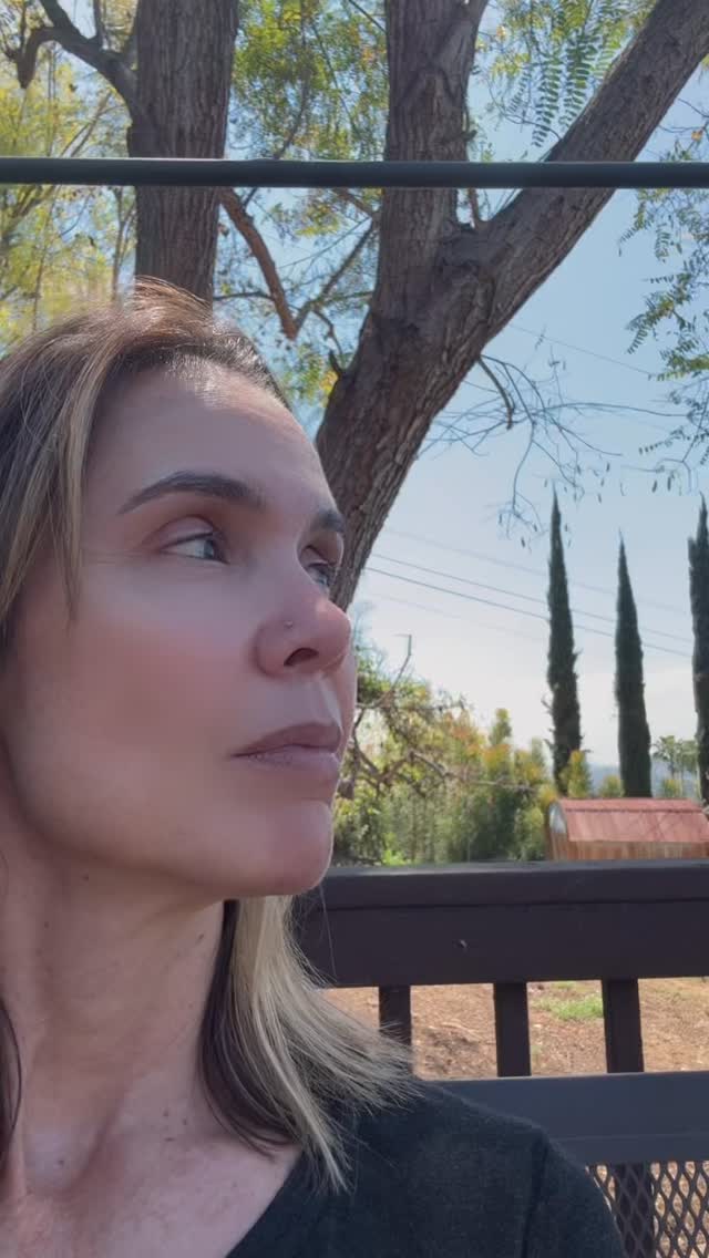 There’s a very effective habit strategy that’s very easy to implement: set a goal for the week.
Some examples:
** I want to move more this week, at least 3 days.
** I want to drink more water, around 6 glasses a day
** I want to focus on sleep
** I will add some time for myself this week
Whatever it is, write it down and post it where you can see it. Or add to your planner.
This simple and practical tool works.
Try it!
💖,
Anna
#healthyliving #menopause #womenshealth