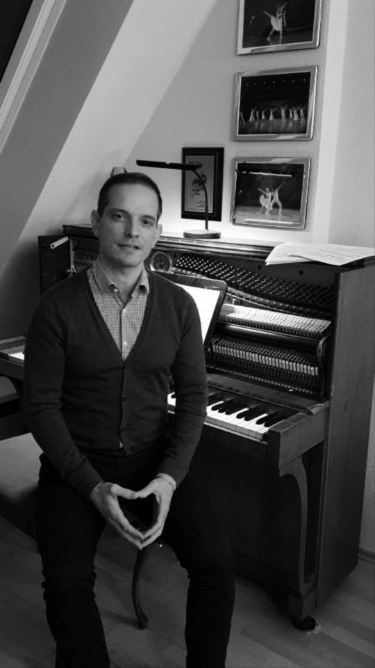 'Back to 'Grand Piano' sound - my upcoming EPs and albums will be released in a Grand Piano sound again. After 5 highly successful 'Felt Piano' albums, now I will go back to my roots.
.
One of the upcoming EPs is dedicated to #fredericchopin - and t's an honor to have 4 masterpieces recomposed.
.
For me, it was highly important to stay authentic. The pieces were not meant to sound like a 21st century copy of Chopin - rather, it was important for me to incorporate my own compositional style so as never to be an epigone.
.
#artistoftheweek #classical #classicalcomposer #classicalmusician #classicalpianist #classicalpiano #chopin #pianist #pianistsofinstagram #piano #pianoplayer #pianosolo #talentedmusicians