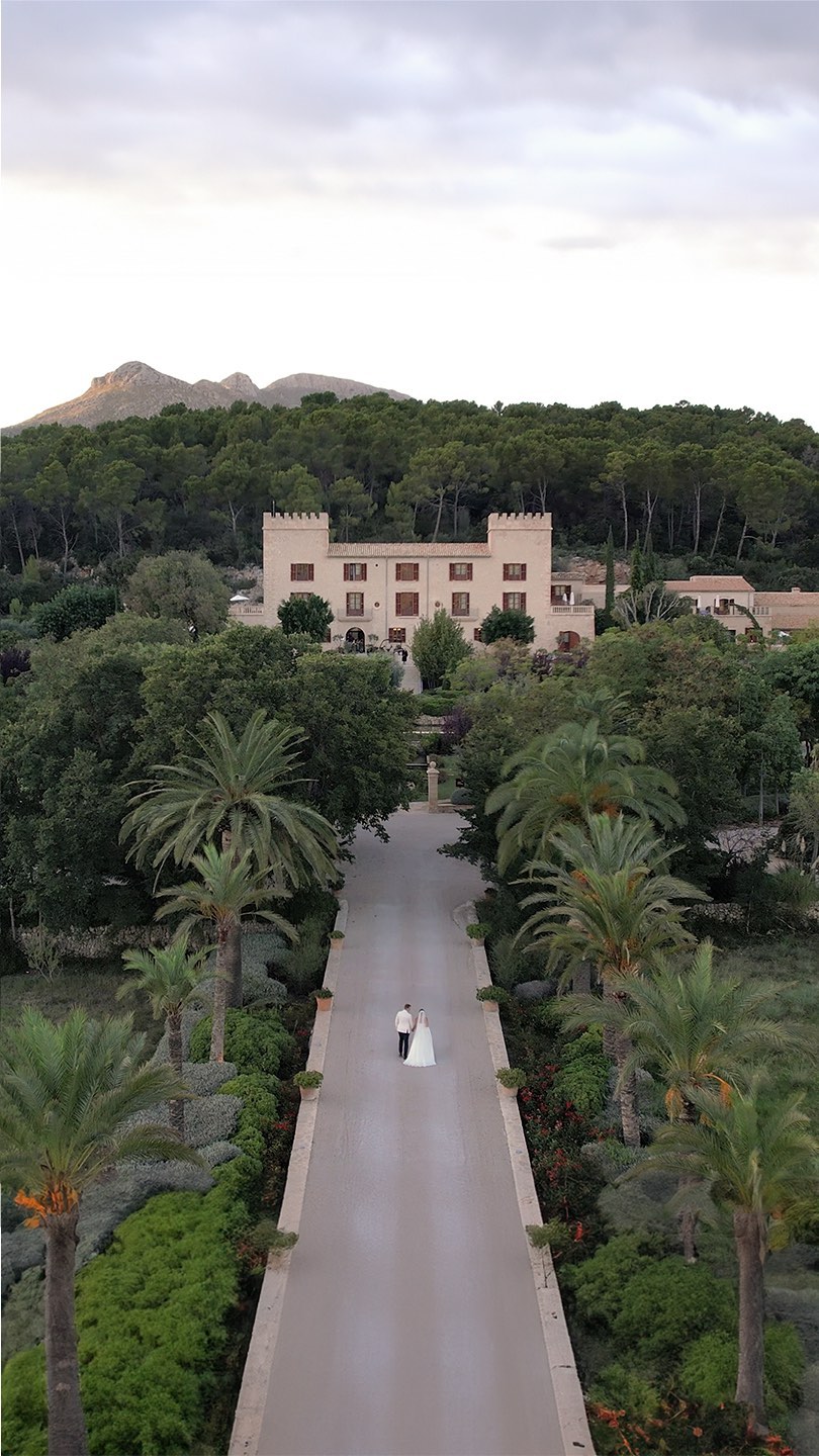 “Always love each other and laugh together as much as you can, no matter what life brings you”.
From the moment Yoanna and James exchanged vows to the final dance, the couple embraced this wise mantra wholeheartedly.
Their ability to embrace the ups and downs with humor and love serves as an inspiration for all. @yoannagarland
⭐️ @mariahibbsphotography
Venue & catering: @castellsonclaret
Shoes @manoloblahnik