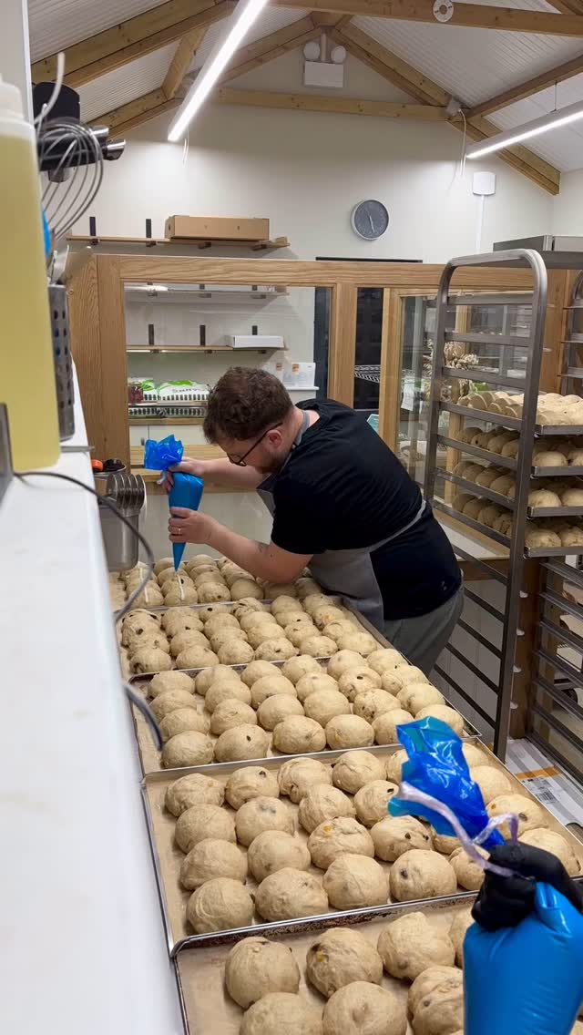 Ever wondered what it might look like to pipe the cross on 250 Hot Cross Buns?! Here’s Minnie & Tom showing you how it’s done at rapid speed. #easterweekend #hotcrossbuns #artisanbakery #saffronwalden #theloaftinbakery