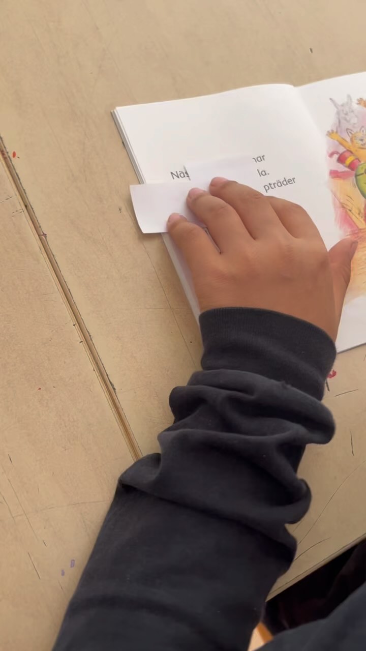 En ”läslinjal” kan vara till god hjälp när man är på väg att knäcka läskoden. Fantastiskt att vara med när barnen upptäcker att de kan förstå det skriftliga språket. Och stoltheten över att ha läst en hel bok! En av Fria Marias styrkor är möjligheten att hinna se VARDERA individ och dess behov. Det möjliggör för oss pedagoger att kunna nivåanpassa och möjliggöra känslan hos eleverna att få lyckas och bli medveten om sin egen utveckling och sitt lärande oavsett vilken förkunskap och kunskapsnivå. Ingen elev ska fastna i känslan ”jag kan inte, jag är dålig”. Vi vill vara med och bygga elevernas självkänsla och självförtroende. ❤️ Vi är alla i skolan för att lära oss oavsett om det är att läsa, räkna, samarbeta med kompisar, våga stå för vad jag tycker, tänker och vill, ha tålamod och vänta på sin tur o.s.v.