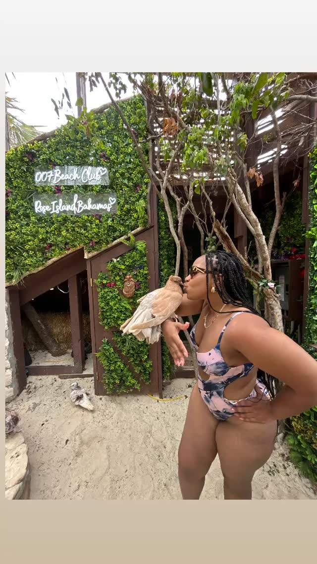 Smooches to another awesome Thursday ❤️ 🚤! Let’s Goooo!
#kissoflife #oasisocean7beachclub #booknow #swimmingpigsbahamas #roseislandswimmingpigs #birdaviary 🦅 #birdencounters #itsbetterinthebahamas
