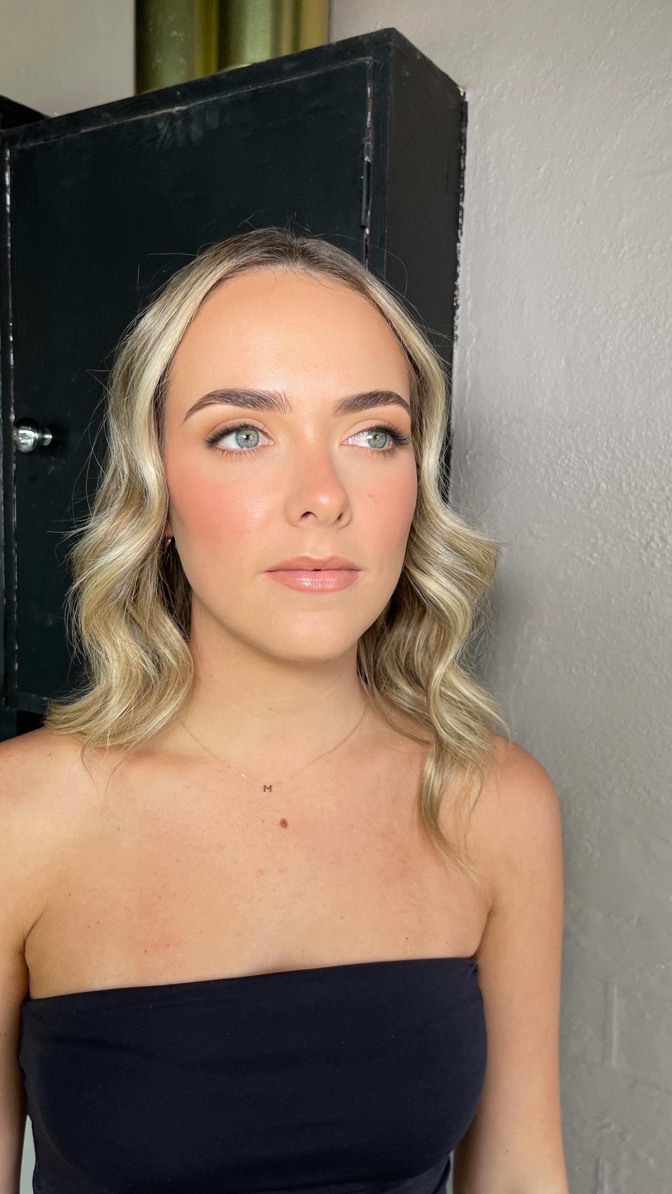If only I could glam this quick 🪄✨
All matte brown smokey eye with the most perfect glowy base!
#perthmakeupartist #perthbridalmakeupartist #bridalmakeup #perthbridal #softglam #weddinginspo #naturalbridalmakeup #weddingmakeup #australianbridal