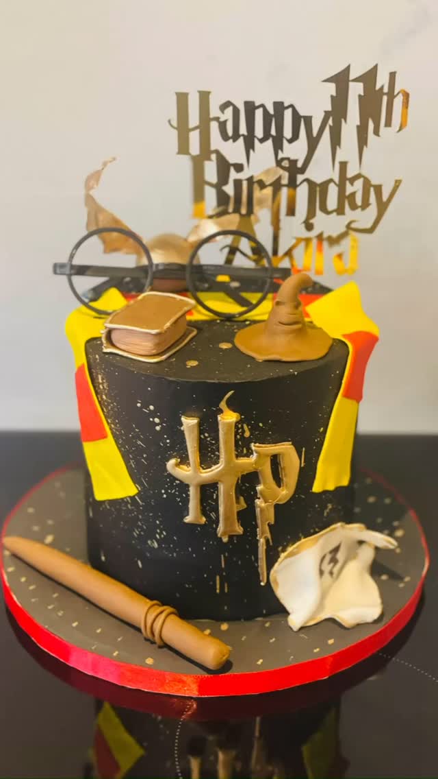 Black buttercream!! Looks like a lot of colour but it’s not! Start with Choclate buttercream and then add black.
#twistedcakesbytia #welwyngardencity #cakedecorating #welwyngardencitymums #stalbansmums #cakedecoratingvideos #stalbansmums #stalbans #cakedecoratingtutorials #hertfordshirecakes #cakesofinstagram #blackbuttercream #harrypottercake