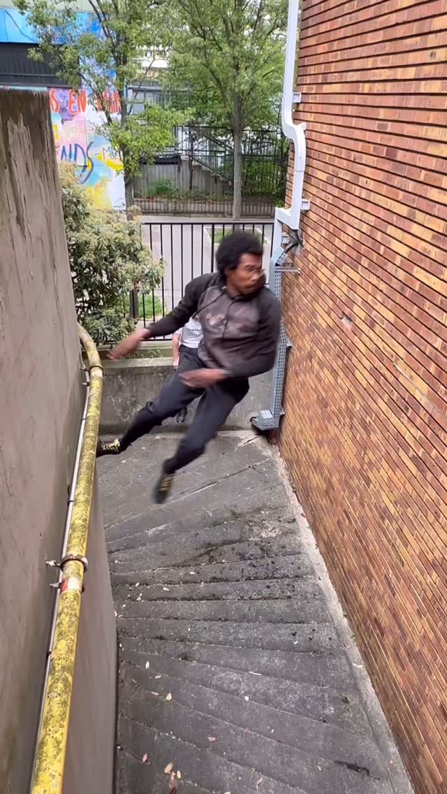 Nouvelle session, nouveau spot !
On est tombés sur ce lieu un peu par hasard pendant un repérage, et forcément… on a pas pu résister à l’envie de tester quelques lignes.
Personne ne connaissait vraiment, du coup c’était 100% découverte et challenge.
Première séance sur place, et clairement il reste pas mal de défis à explorer !
Vous aussi vous aimez chercher de nouveaux spots ou vous préférez retourner sur vos classiques ?
⸻
#Parkour #Freerun
#ParkourTraining #MovementCulture #ParkourLife
#TrainTogether #ParkourCrew #OutdoorTraining
#SpotHunting #NewLocation #UrbanExploration
#ChallengeYourself #ParkourVibes