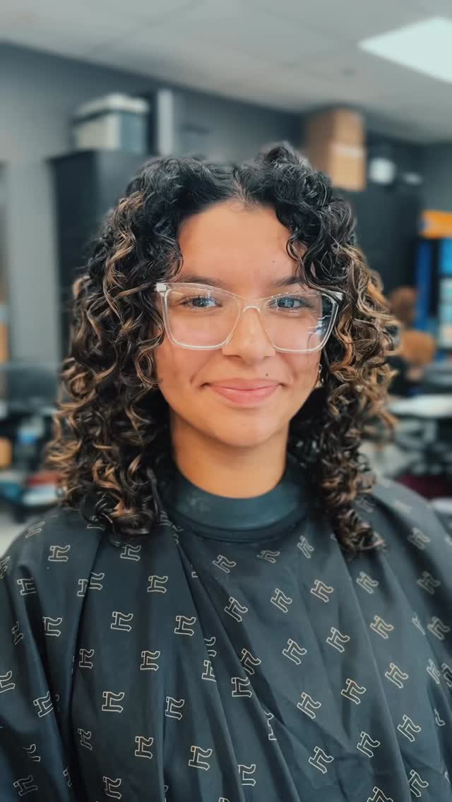 Curly class ✅ Want to host me in your salon? DM or visit my linktree to request 🥰
