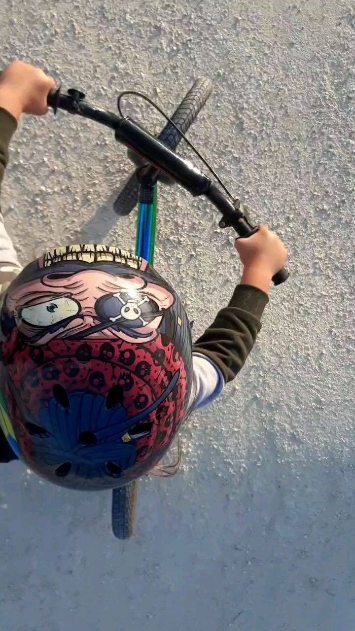 #papasontime #bmx #sunset
Sunset bike rides where my inner child sits and waits to be called out again.
@hemiere_manurama @savanahtukariri