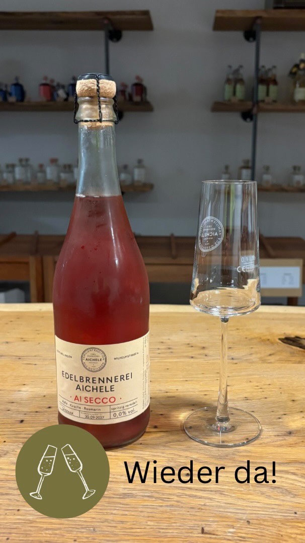 Endlich wieder da: Unseren AiSecco!
Unseren alkoholfreien AiSecco gibt es ab heute wieder im Laden zu kaufen. Als erstes gibt es die Sorte Apfel-Kirsche-Rosmarin. 🍏🍒
In ca. 4 Wochen wird es dann auch wieder Apfel-Johannisbeer-Vanille geben. Wir informieren euch, wenn es soweit ist.
#EdelbrennereiAichele #Ostfildern #Nellingen #AiSecco #alkoholfrei #Secco