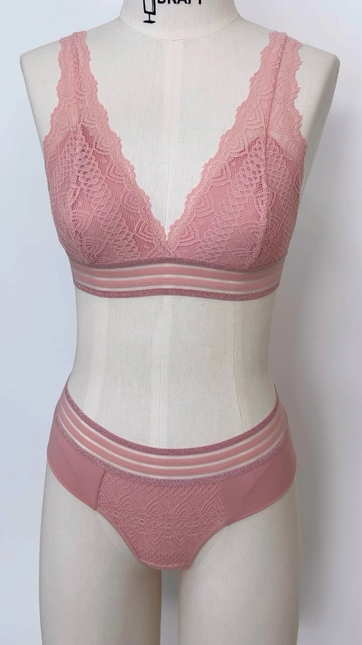 Some details of the process and the final result of the set with this gorgeous shiny elastic that I’m in love with 💕
Patterns used: Sophie Bralette and Arabella Panties.
For the Sophie Bralette, I only used the front cups from variation A. As for the Arabella Panties, I had to get a bit creative since there wasn’t enough lace. I used variation B2, but instead of lace on the back, I opted for stretch fabric, creating a fold instead of using the lace scalloped edge.
I absolutely love how it all came together! What do you think? Let me know in the comments!
#arabellapanties #sophiebralette #sewingproject