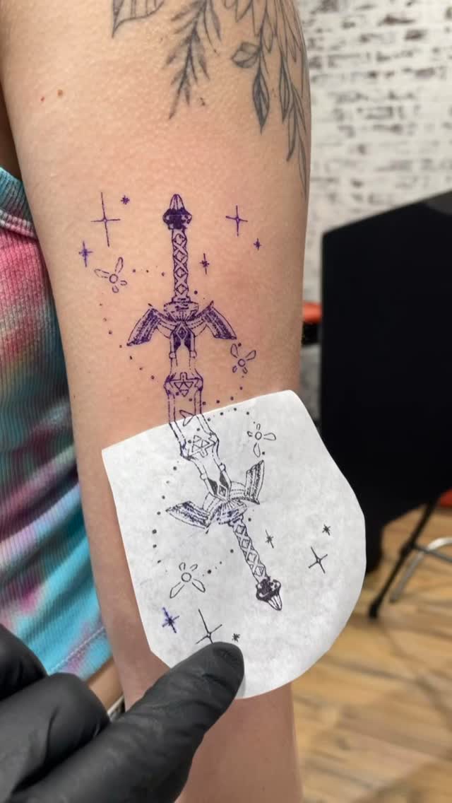 Happy Tatturday ๐ซถ๐ป
3rl machine + handpoke
DM with requests. New flash sheets will be posted soon โ๐ป
#zionsvilletattoo #zionsvilletattooartist #legendofzeldatattoo #mastersword #handpoke #silentprincess #tatted #loz #tloz #totk #botw #link #zelda