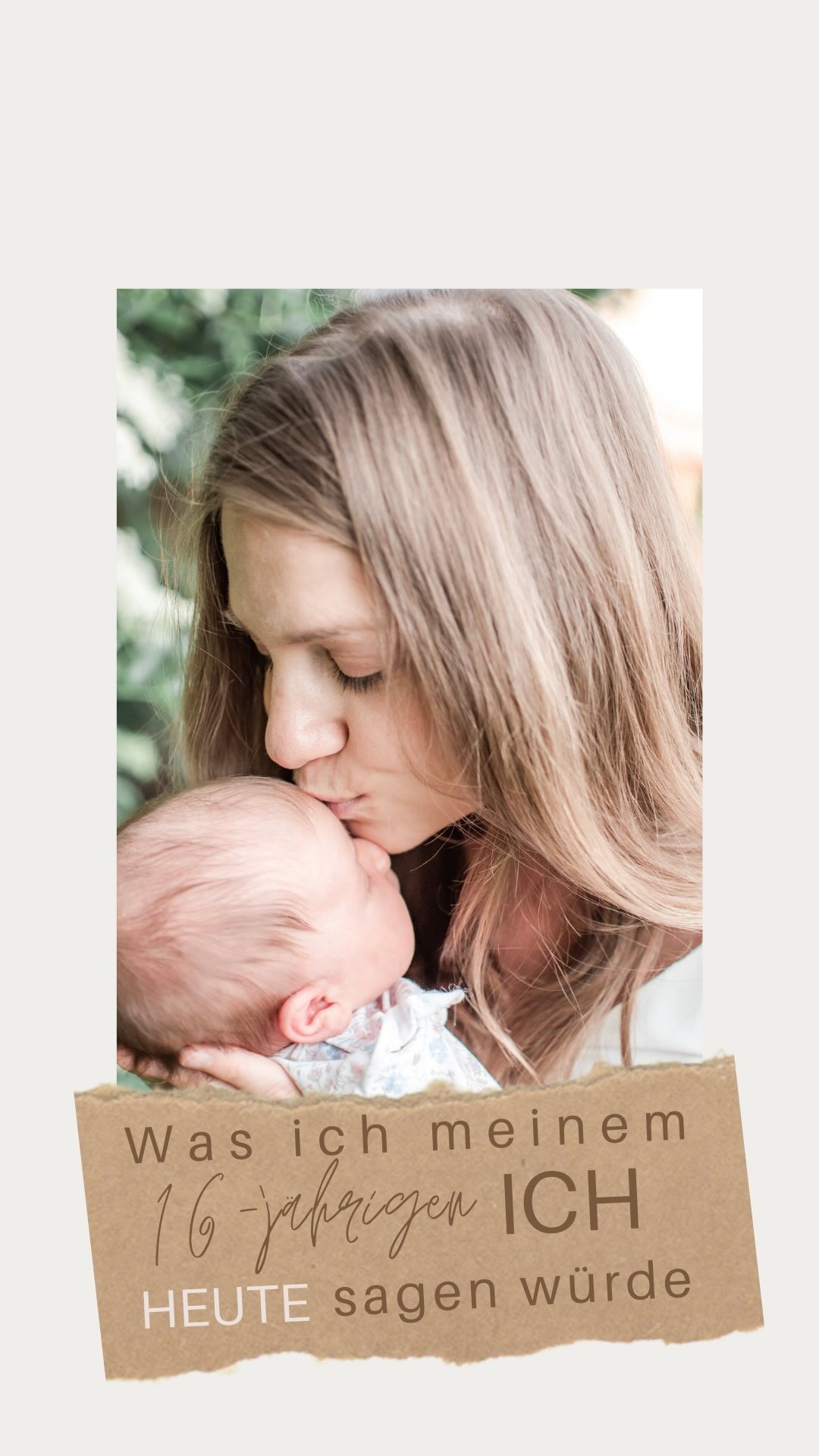 Was würdest du deinem 16-jährigen ich HEUTE sagen?
Bei mir würde es noch so viel mehr geben, aber diese Punkte haben mich wirklich immer wieder zurück gehalten. Heute bin ich glücklich, alle Zweifel über Bord geschmissen zu haben und meiner Leidenschaft als Traurednerin nachzugehen.
❤️ Das schöne am älter werden ist ja, dass man aus alten Fehlern lernen und neue Richtungen einschlagen darf.
Oder um es in Ernst Reinhardts Worten zu sagen: Das Schöne am Alter ist, etwas sein zu dürfen, ohne etwas werden zu müssen. ❤️ Wann dieses Alter beginnt, bestimmen wir selbst! Ich hoffe, ich kann dazu beitragen, dass diese Zeit bei meiner Tochter ganz früh beginnt.
Durch die vielen Gespräche mit den Hochzeitspaaren für deren Freie Trauung weiß ich, auch bei den Hochzeitsplanungen brechen diese Zweifel immer wieder durch.
Deshalb ein kleiner Reminder für dich:
Oma, Opa und/oder Tante Gerda wollen unbedingt, dass ihr kirchlich heiratet, obwohl es sich für euch nicht richtig anfühlt? Lasst euch in euren Tag und eure Wünsche nicht reinreden. Im besten Fall heiratet ihr nur einmal. Oder wollt ihr noch Jahre später das Bild von Tante Gerda vor Augen haben, wenn ihr euch über euren Hochzeitstag ärgert? Oder wollt ihr lieber mit einem Funkeln in den Augen davon Schwärmen, wie emotional, lustig, pointiert und persönlich eure Freie Trauung war und von welchem tosenden Applaus euer Hochzeitskuss begleitet wurde? Euer Tag – Eure Wünsche. ❤️
#freietrauung2022 #freietrauung #traurednerin #heiratenwieesunsgefällt #verlobt #braut #hochzeit #teamwortefuerdieewigkeit
#zeigdieheldinindir