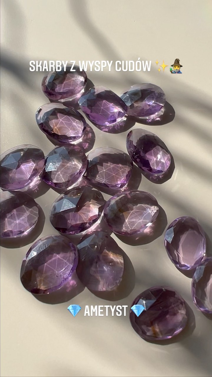 SKARBY Z WYSPY CUDÓW ✨🧙♂️
:::
Dobry dzień! 🌞
Przedstawiam Wam dziś kolejną garść cudnych kamieni, które mogą się znaleźć w Waszym wymarzonym pierścionku 💍✨
:::
💎 AMETYST
Do wyboru mamy cudne ametysty z z inkluzjami lub bez w kilku szlifach ✨
Ceny pierścionków są następujące:
Okrągłe fasetowane rozetowo 6 mm
Okrągłe gładkie 6 mm
- 950 zł na obrączce 1,0 mm
- 1100 zł na obrączce 1,2 mm
- 1300 zł na obrączce 1,5 mm
- 1600 zł - 1,5 mm z małym brylantem osadzonym obok w obrączce 💎
- 1900 zł - 1,5 mm z 2 brylantami symetrycznie 💎💎
Łezki fasetowane rozetowo 7-8 mm
Owalne gładkie 8 mm
- 1000 zł na obrączce 1,0 mm
- 1150 zł na obrączce 1,2 mm
- 1250 zł na obrączce 1,5 mm
- 1550 zł - 1,5 mm z małym brylantem osadzonym obok w obrączce 💎
- 1850 zł - 1,5 mm z 2 brylantami symetrycznie 💎💎
Owalne klasycznie fasetowane w wysokiej oprawie ciemne 8 mm
- 1600 zł na obrączce 1,2 mm
- 1800 zł na obrączce 1,5 mm
- 2100 zł - 1,5 mm z małym brylantem osadzonym obok w obrączce 💎
- 2400 zł - 1,5 mm z 2 brylantami symetrycznie 💎💎
Nieregularne fasetowane rozetowo 12-14 mm
Owalne fasetowane rozetowo z inkluzjami 6-10 mm
- 1250-1300 zł na obrączce 1,0 mm
- 1400-1450 zł na obrączce 1,2 mm
- 1600-1650 zł na obrączce 1,5 mm
- 1900-1950 zł - 1,5 mm z małym brylantem osadzonym obok w obrączce 💎
- 2200-2250 zł - 1,5 mm z 2 brylantami symetrycznie 💎💎
Jest też kilka większych pojedynczych okazów do indywidualnej wyceny (->PM📮)
:::
Cieńsze obrączki mogą być młotkowane lub gładkie (1,5 mm z brylantem tylko gładka), a wykończenie złota satynowe lub na połysk ✨
Pierścionki na zdjęciach powstały na zamówienie ✏️
Napisz do mnie aby spełnić marzenie i zamówić podobny pierścionek dla siebie lub kogoś bliskiego 🤗📮💍👌✨
:::
.
.
.
.
.
#ilovemyjob #bartoszciba #jewelrydesigner #bartoszcibajewelry #finejewelry #wishcometrue #skarbyzwyspycudów #wyspacudów #ooakjewelry #makeawish #gemmagic #islandofwonder #pierścioneknazamówienie #mineralmagic #magicring #nazamówienie #czarymary #kolorowepierścionki #magicznypierścionek #custommade #minimalistjewelry #perfectimperfection #pierścieńarabelli #myprecious #minimalist #pierścionekzametystem #ametyst #amethyst