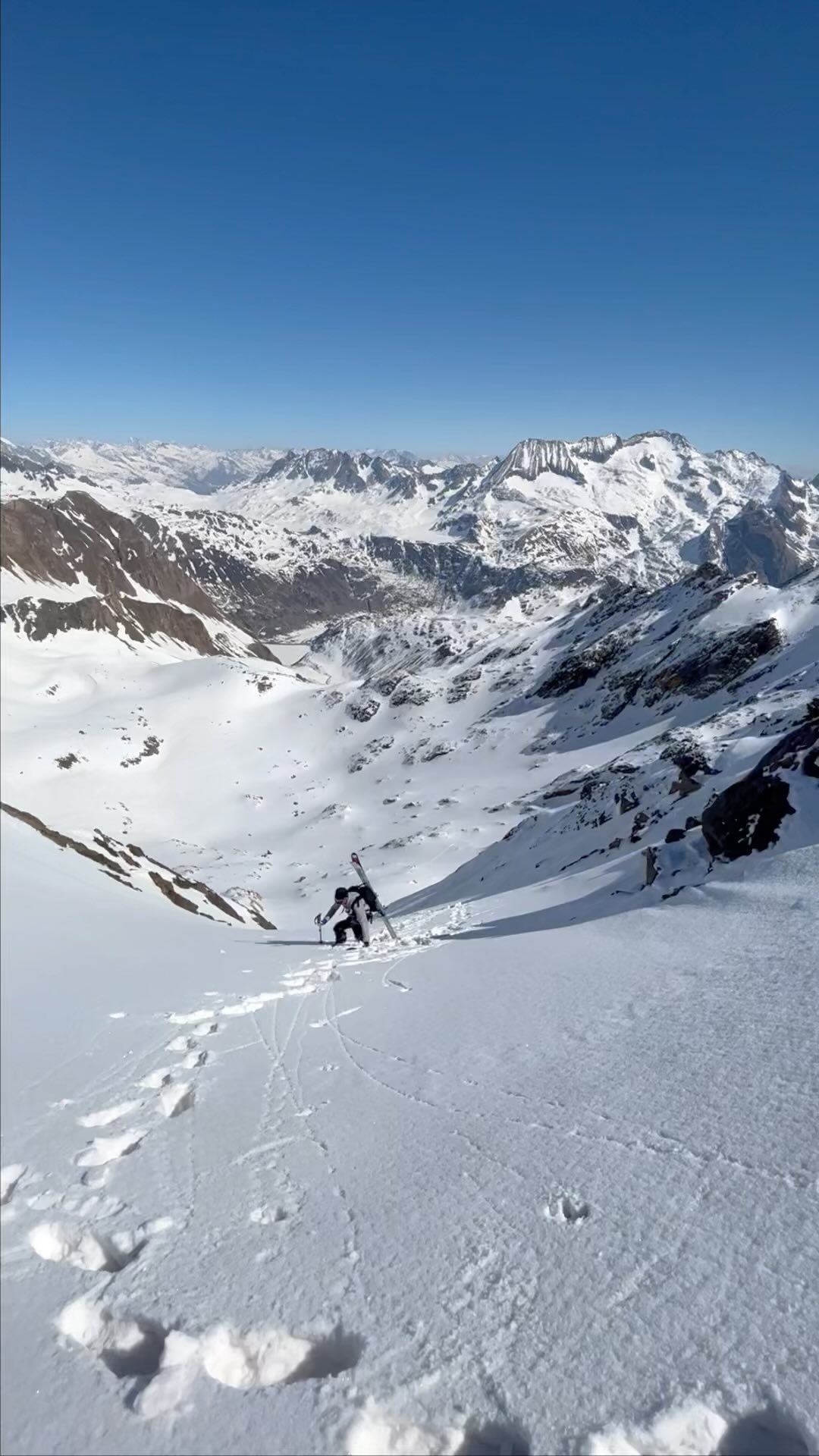 Good Condition today in Formazza Valley with Claudio!☀️ #valformazza #puntadiBan #guidealpine #Snow #sunny #tranquillità #couloirskiing #ossola #nature #active #day