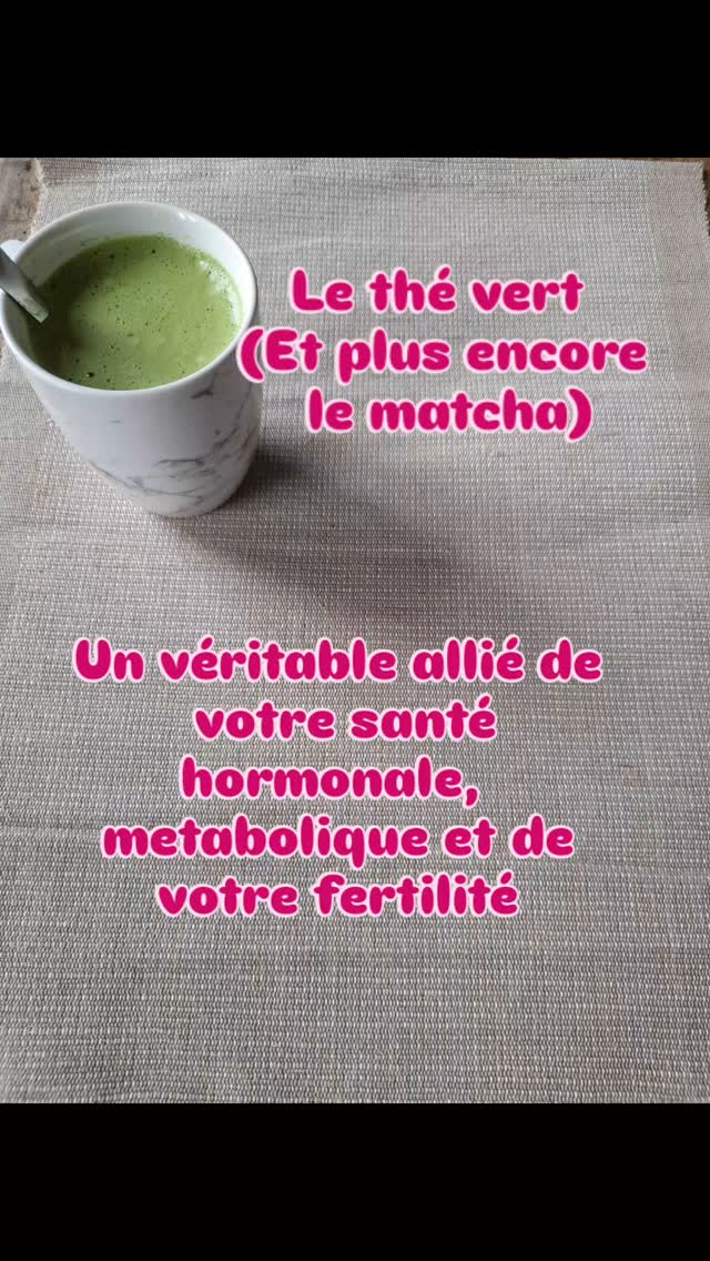 Les vertus du thé vert sur la santé hormonale féminine sont très nombreuses. Il module directement certaines hormones et recepteurs cellulaires, mais aussi indirectement grâce à ses molécules hautement antioxydantes et anti-inflammatoires comme les cetéchines (notamment l'EGCG), les polyphenols, et la L-théanine.
Pour profiter de ses bienfaits, ne faites pas bouillir l'eau à 100°C (au risque de brûler le thé et dissoudre les tanins, ce qui rendra votre thé vert amer) mais à 70-80°C, à laisser infuser 3 min.
Si vous avez tendance à avoir une ferritine un peu basse, espacez-le d'au moins 1h de vos repas (car il inhibe l'absorption du fer). A l'inverse, boire du thé vert pendant le repas est une bonne méthode pour diminuer un taux de fer trop élevé.
Mention spéciale pour le matcha, qui d'une n'est pas du tout amer lorsqu'il est de bonne qualité, et de deux est beaucoup plus concentré en actifs que le thé vert, puisqu'il s'agit des feuilles de thé matcha directement broyées et non d'une infusion des feuilles.
Anatae est le leader en la matière, mais Sunday natural propose aussi un très bon matcha (c'est celui que je consomme) à un prix imbattable. Si vous souhaitez 10% de réduction chez Sunday natural, commentez "matcha" 💚
Et vous, êtes vous amateurs de thé vert ? 🍵
#naturopathie #santenaturelle #santefeminine #thevert #matchalatte #insuline #sopk #hirsutisme #cycle #hormones #micronutrition #fertilité #ovulation #inflammation #cholesterol #sommeil #anxieté #therapeutic #sucre #métabolisme