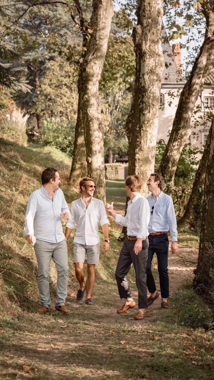 🌼🌼 Une belle tablée, la pétanque, et les copains, les beaux jours sont bientôt là..! 🌼🌼
Avec le retour des journées festives entre amis, dans des cadres extras comme ici au @lyoncountryhouse 🌟
N’hésitez pas à me contacter si vous souhaitez, vous aussi, garder de jolis souvenirs de vos moments en famille ou entre amis 🎊💛
#photographe #photographelyon #eventphotographer #photographeevenementiel #photographeevenementiellyon #photographefamille #photographefamillelyon