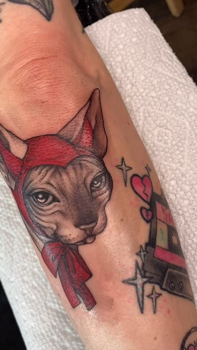 Had so much fun with this piece that I just couldn’t wait to post it 💜 @aceofnailsmke thanks for letting me put this lil gremlin on you 🫶 you’re da best