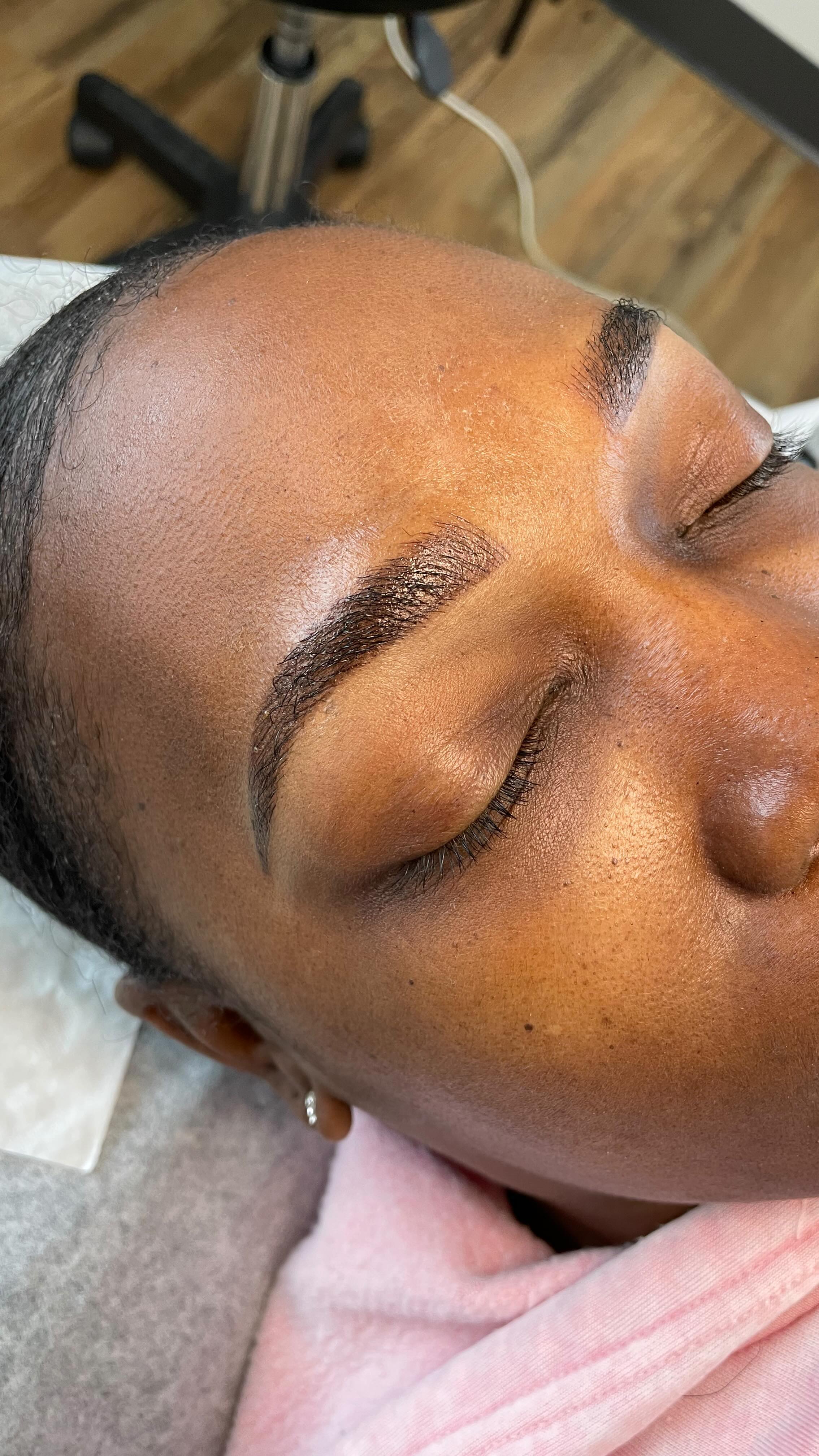 Iโve been MIA for a while, I know.
LOTS of big changes over the past few months - had TWINS and also been doing lots behind the scenes with shop updates and a brand new service that is a GAME CHANGER for both women and men.
Will be sharing more about it over the next few daysโฆ
Any guesses what it is??
Hint* - it not a tattoo service ๐
For now, here is a beautiful combination brow Iโve done on this gorgeous lady ๐