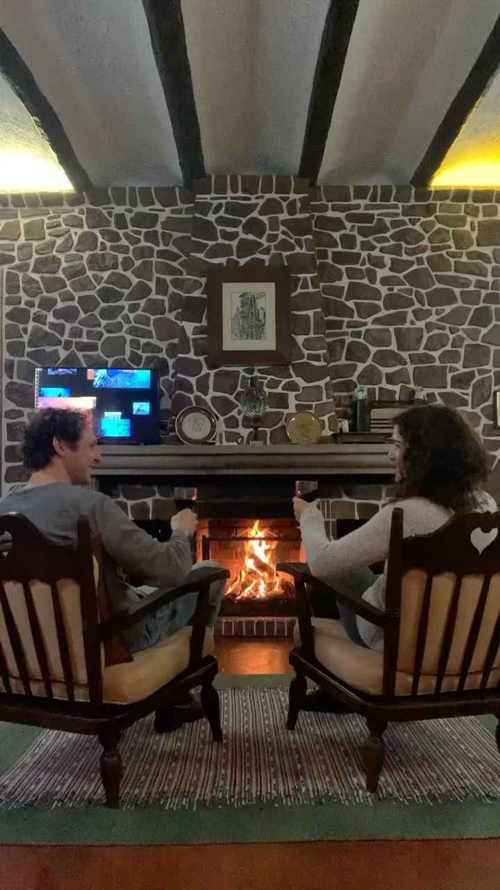 How cozy is it?! 🥰
Spending the evening with a good glass of wine in front of the fireplace 🔥