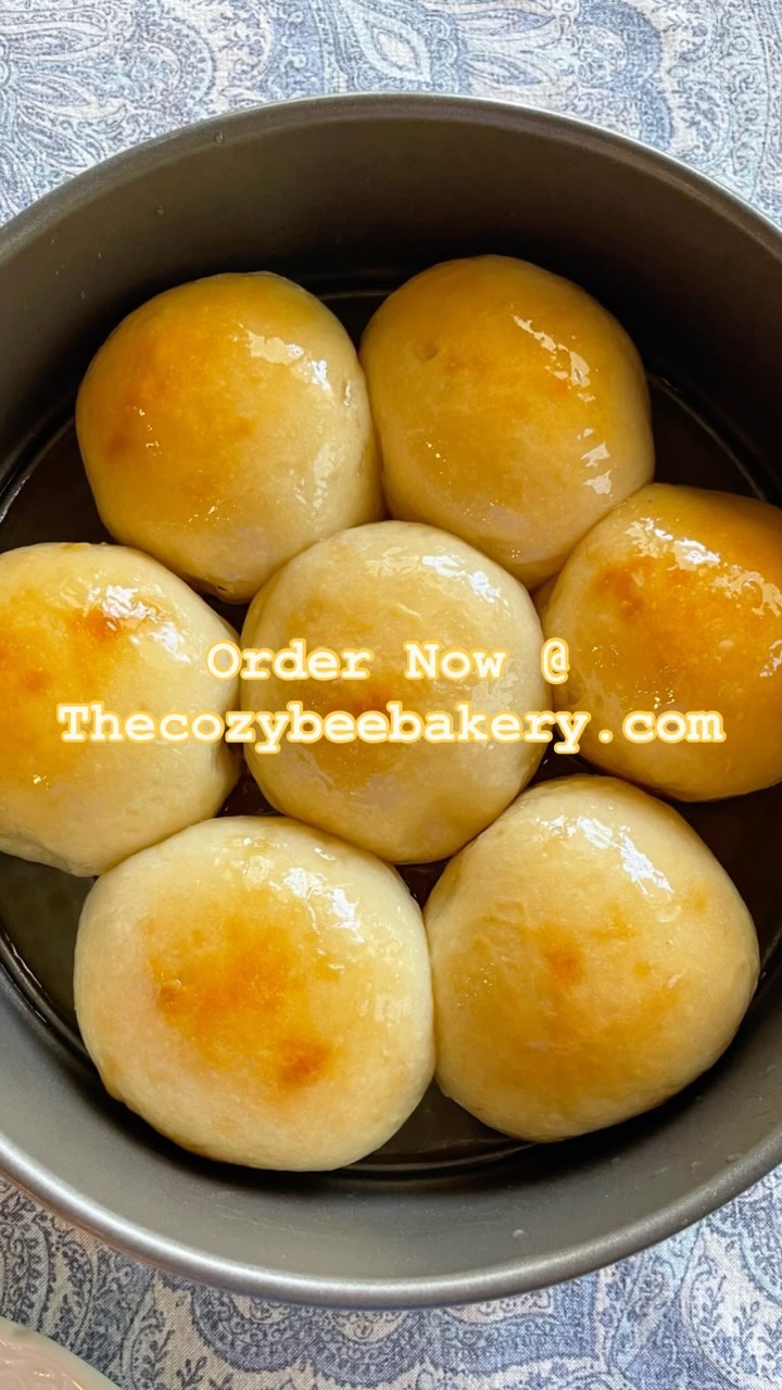 ✨ Look at that shine ✨ The incredible fluffiness, paired with the honey butter glaze, these rolls are a pure delight 🤤
Having a roll with dinner doesn’t have to mean compromise! These rolls are packed with incredible flavor and fluff, but they’re ALSO packed with those amazing sourdough benefits!
Order yours today, link in bio!☝🏼
#Sourdough #sourdoughbread #sourdoughrolls #homemadebread #homebakery #homemade #sourdoughbaking