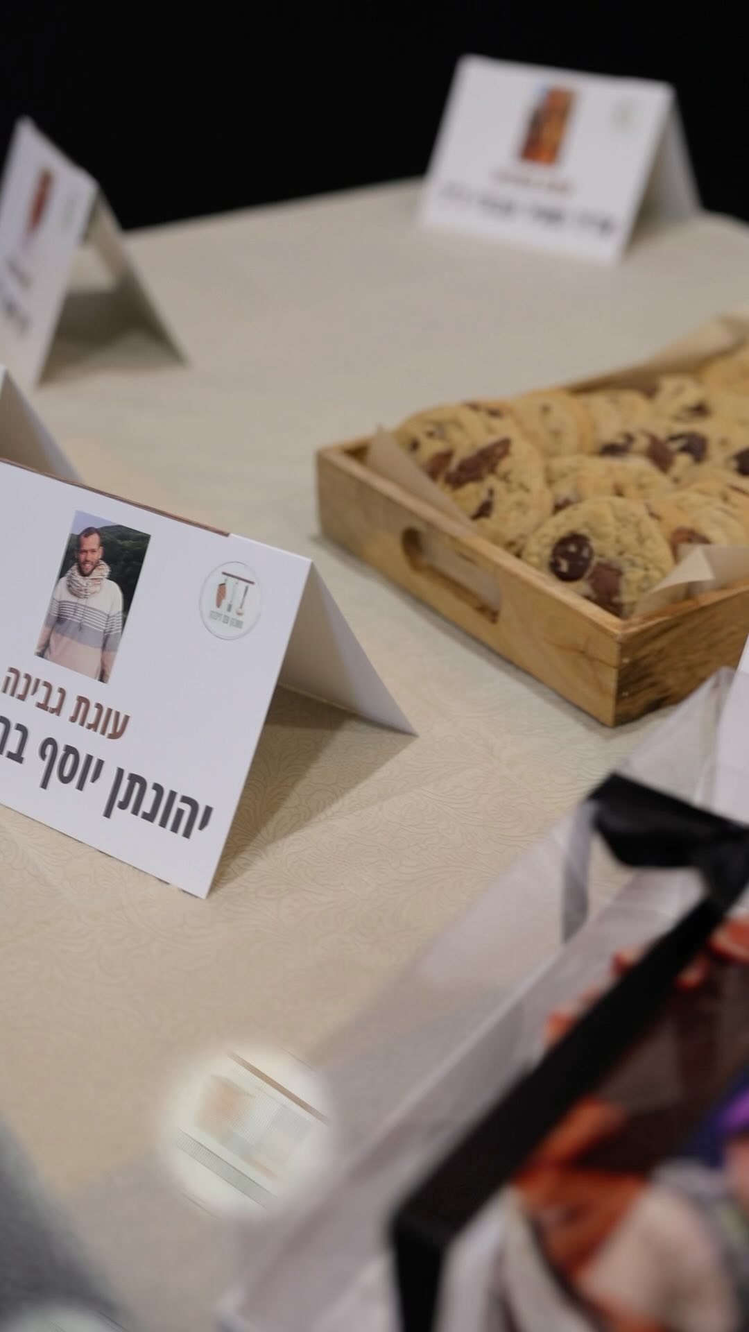 סרטון שמסכם את מפגש הבישול המרגש שקיימנו השנה 🙏🏻
כמו בכל שנה, ובעיקר עכשיו- מבשלים, מספרים את הסיפורים שמאחורי המנות, מתרגשים וזוכרים ❤️🩹
שוב תודה לAmy’s על האירוח המדהים @amysbehevruta, לבלוגרים האהובים שלנו שפתחו את הלב ושיתפו ולאיתי @itaiaron שצילם וערך ברגישות רבה ובמקצועיות.