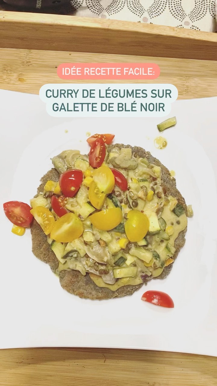 Recette facile et inratable 🤪: Curry de légumes sur galette de blé noir
4 galettes:
* 200 gr de farine de blé noir
* une pincée de sel
* 3 cuillères à soupe d’huile d’olive
* 1/2 tasse d’eau tiède
Mélanger les ingrédients pour former 4 petites boules à étaler 👉 cuit chaque galette à la poêle quelques minutes
Le curry:
* 1 oignon, ail, 1 courgette à laisser mijoter dans fond de bouillon (ou d’épices) avec un peu d’huile d’olive, j’ajoute ensuite 1 petite tasse de lentilles précuites, une tasse de grains de maïs, un peu de lait de coco et de curry en poudre.
Je sers en ajoutant les tomates cerises vers la fin et j’ai ajouté des oignons fris pour le plaisir 😅🤟
Prochaine fois, je teste une version « tacos » mexicain avec🫔🌮
#recettehealthy #recettefacile #recettefitness #fitnessfood #recettevegan #recetteminceurrapide #recetteminceur #curry #alimentationsaine #alimentationequilibree #lunchrecipes #lunchinspiration #coachfitness #yogifood