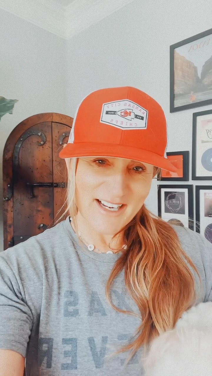 The annual Songwriting Retreat in Muscle Shoals is gonna be 🔥. (Sept 26-30)
There will be co-writing sessions, song sharing conversations with Nashville Songwriters, a concert, a tour of @fame_recording_studios and much much more!!
There are a few spots left and we’re accepting early bird applications through this Monday. If you have ever wanted to take a chance on yourself and your songwriting this is the weekend to show up.
More coming soon!
Apply now at www.artistand.org
🫶🏻 ~ Nicole