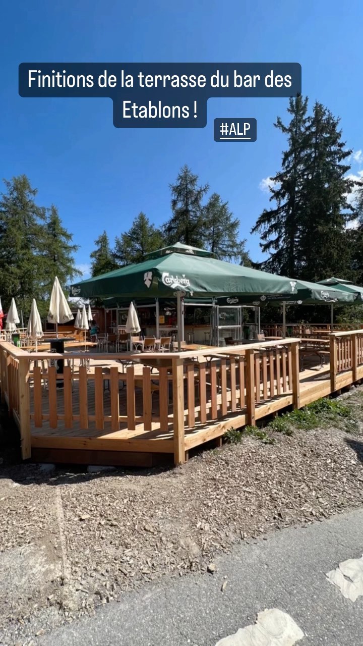Finitions de la terrasse du bar des Etablons avec la pose des barrières. Fabrication en mélèze.
@latzoumaz
@verbier4vallees
@baptistecapozzi
#wood #terrasse #terrassebois #terrace #woodworking #latzoumaz #latzoumaz4vallées #verbier4vallees #bocal #swissmade #switzerland #alp #meleze