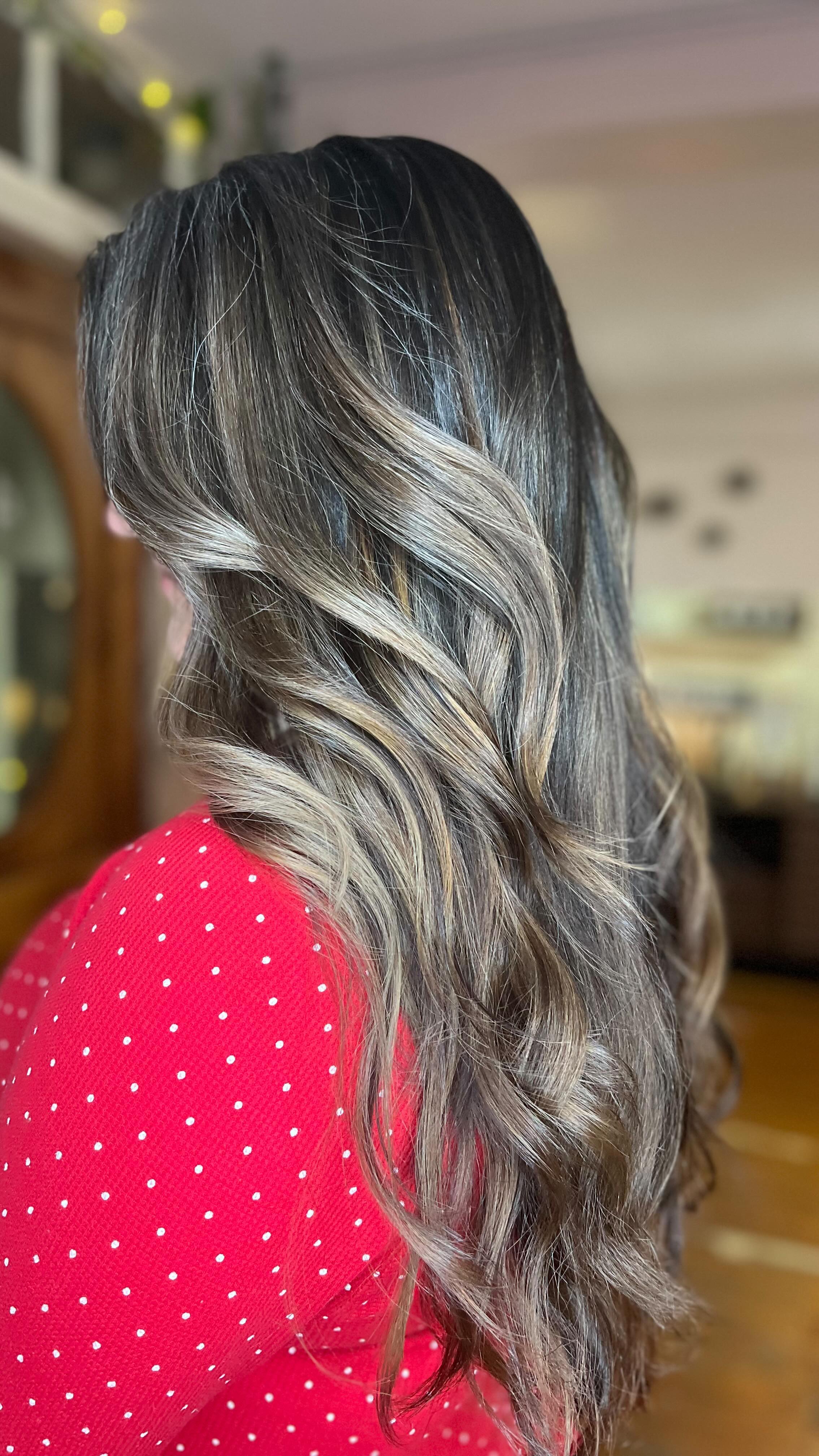Don’t you just love when a highlight comes out exactly like you envisioned AND looks amazing on camera?!
Gorgeous mushroomy balayage done by Danielle!
.
.
.
.
.
#balayage #balayagegoals #2023balayage #highlights #highlightgoals #blondehair #blondehighlights #blonde #mushroom #mushroomhighlights