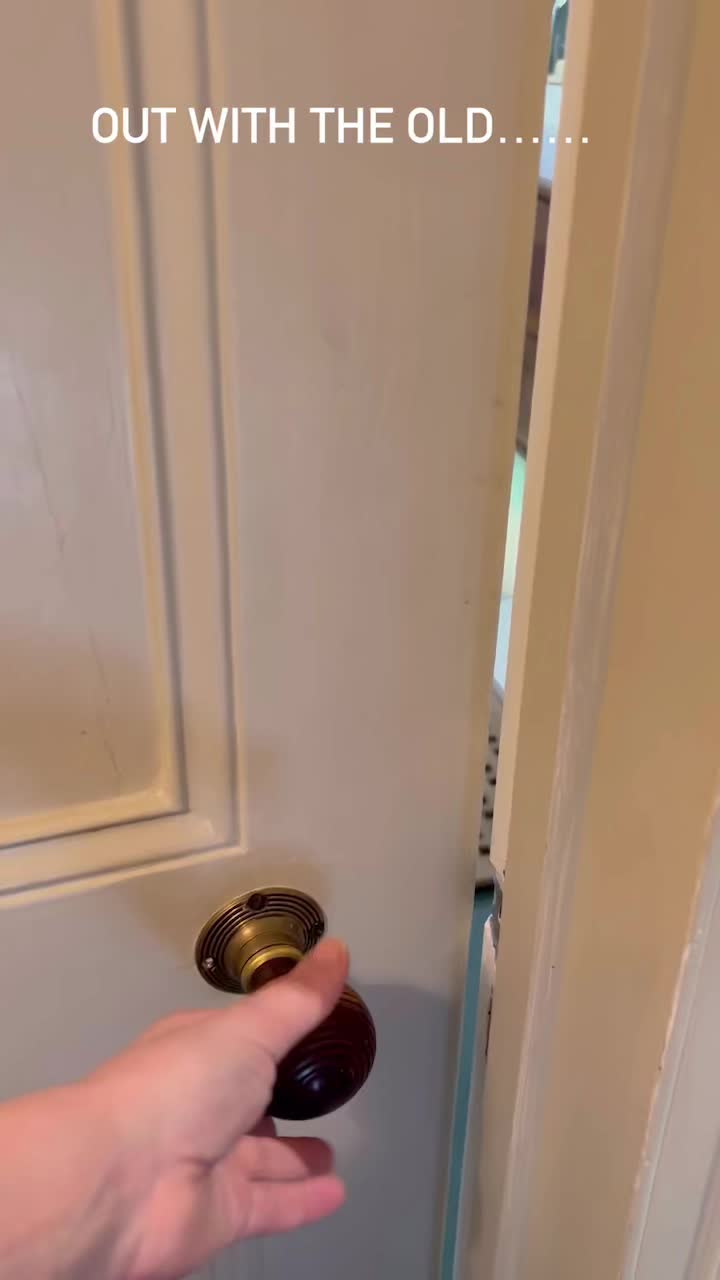 Does the man in your life need some decent skincare? Finally weaned the husband off Nivea to Jan Marini Men’s System. 🪒cleanse & Shave-exceptional glide & soothing anti-irritant post shave Resurface-Glycolic, salicylic & azelaic acid reduce fine lines, clear pores, reduce redness & brighten the skin 💦Hydrate- Five anti-aging peptides combined with Co-Enzyme Q10, green & red tea, pomegranate & grape seed extract. Soothes & hydrates. ☀️Protect-Broad spectrum UVA and UVB , pyromania, Beta Glucan 1,3, hyaluronic acid & advanced oil capture system.